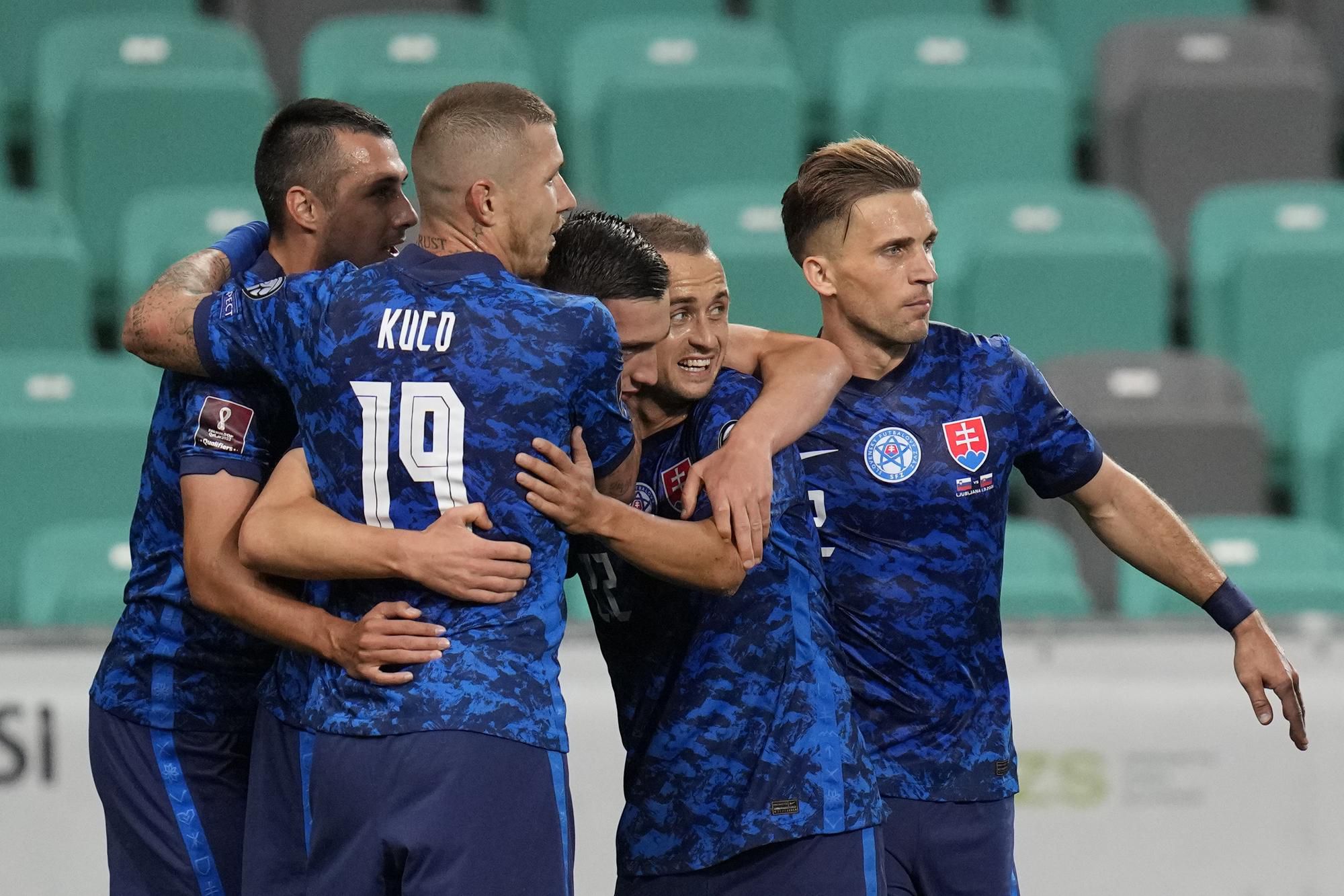 Slovenskí futbalisti sa tešia z gólu v zápase Slovinsko - Slovensko (kvalifikácia MS 2022)