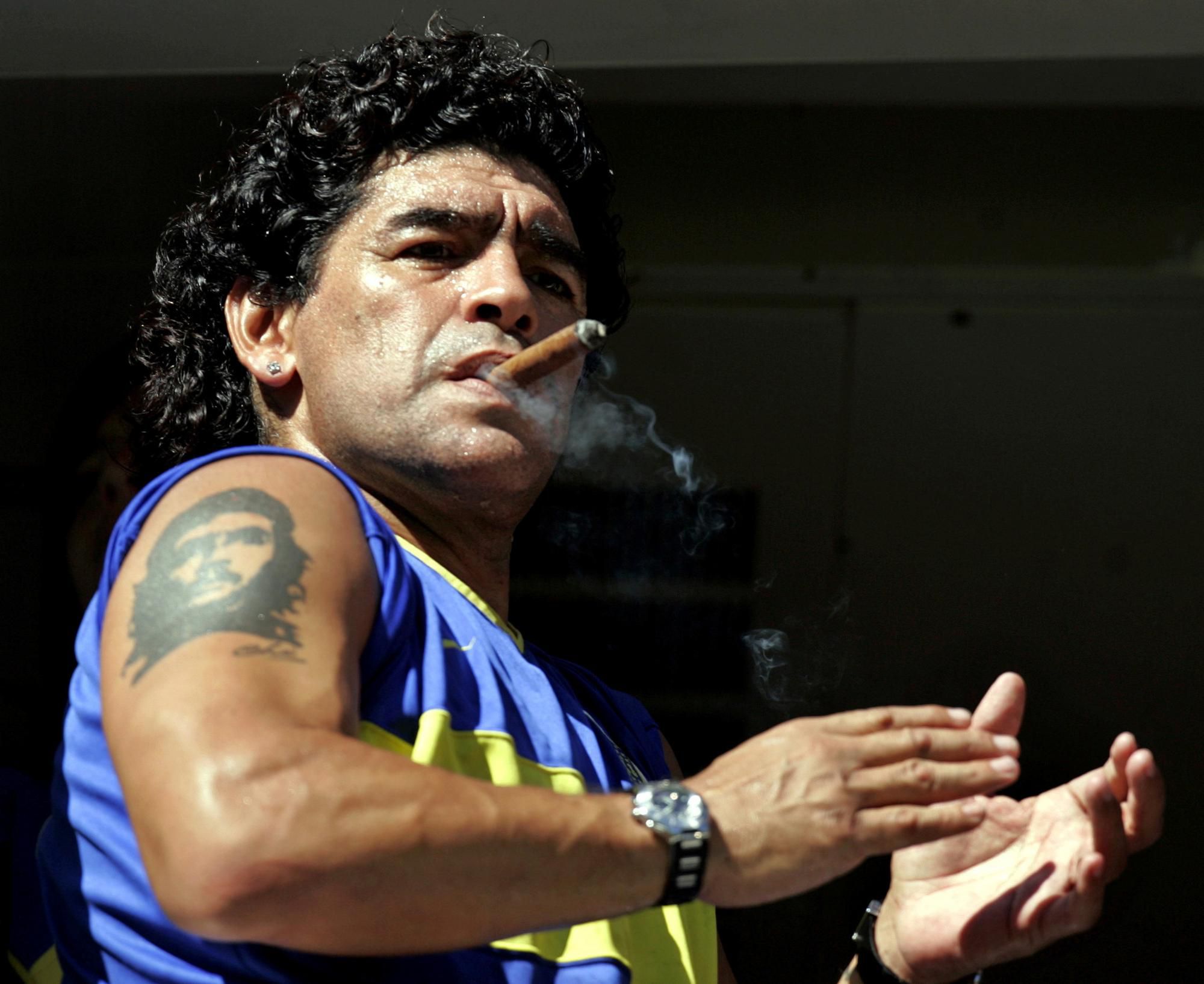 Argentínsky futbalista Diego Maradona s cigarou.