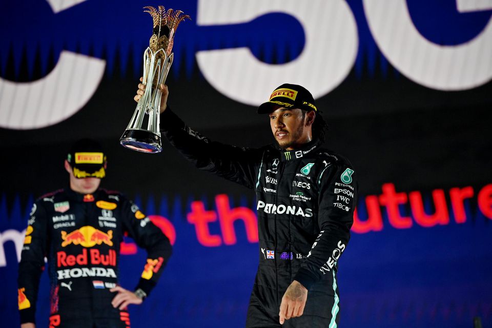 Formula 1: Veľká cena Saudskej Arábie - Lewis Hamilton a Max Verstappen na pódiu