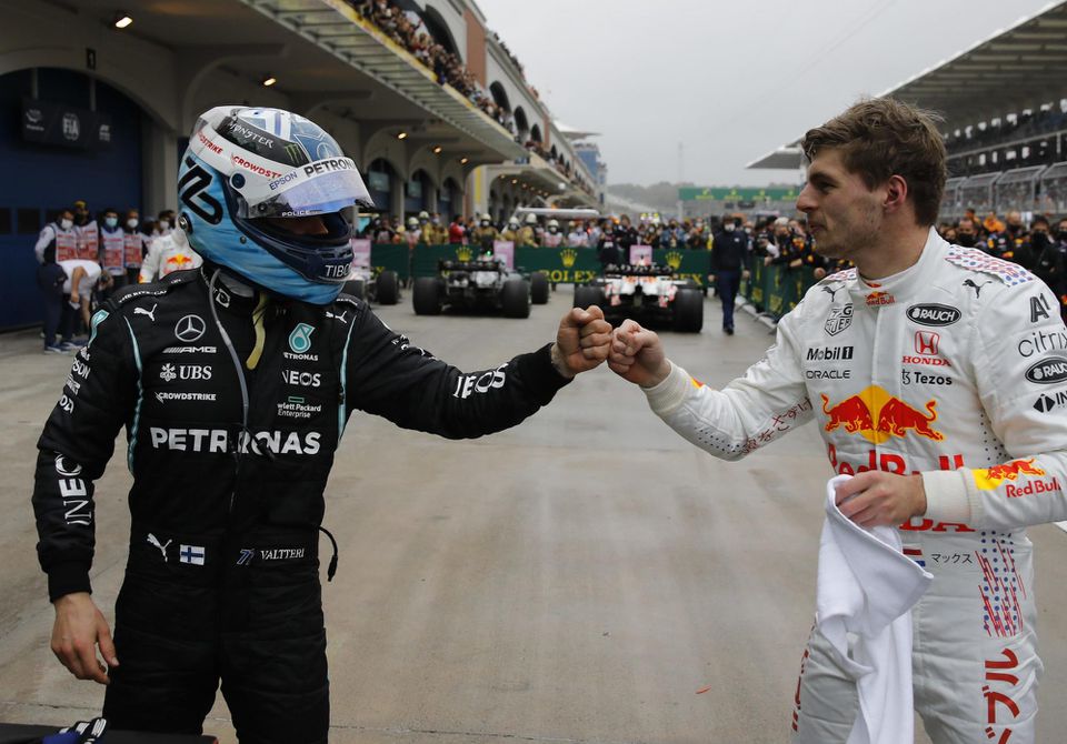 Valtteri Bottas z tímu Mercedes sa zdraví s Maxom Verstappenom z tímu Red Bull.