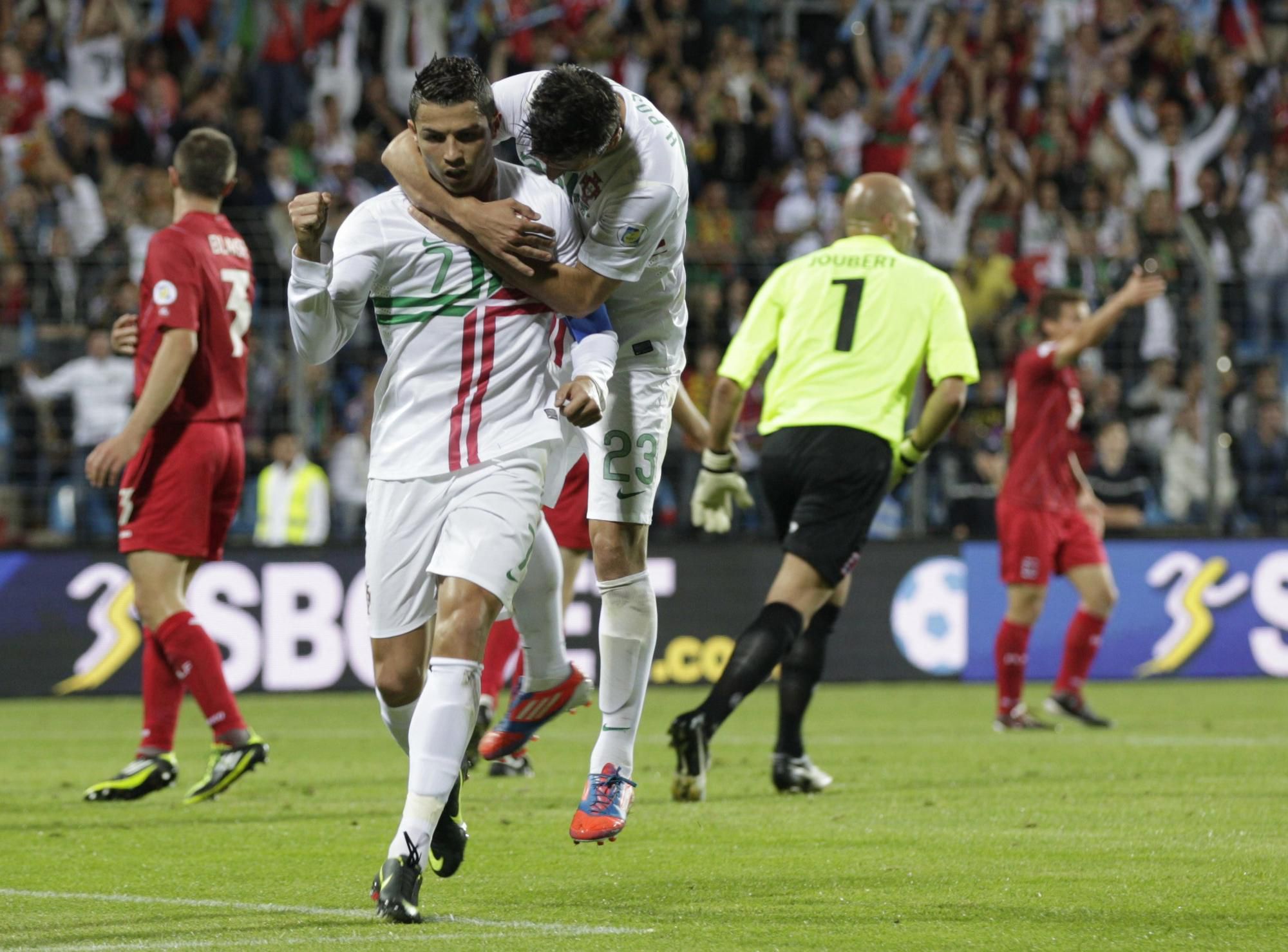 Portugalský futbalista Cristiano Ronaldo sa raduje z gólu so spoluhráčom Helderom Postigom proti Luxembursku počas kvalifikačného zápasu F skupiny na MS 2014