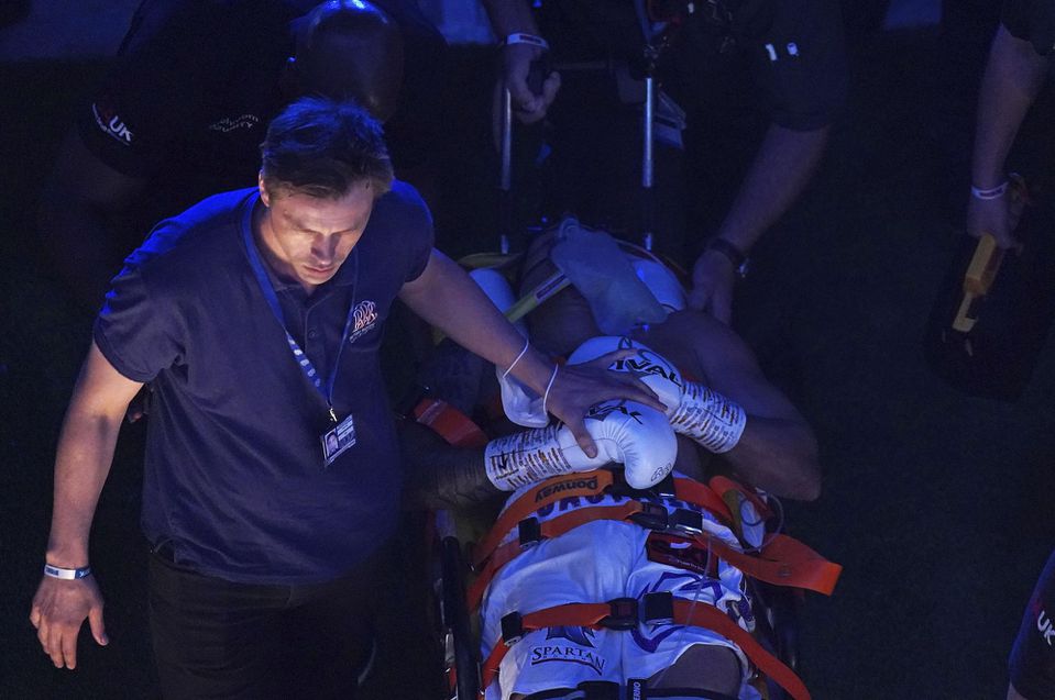 Lenin Castillo skončil v nemocnici po knockoute od Calluma Smitha