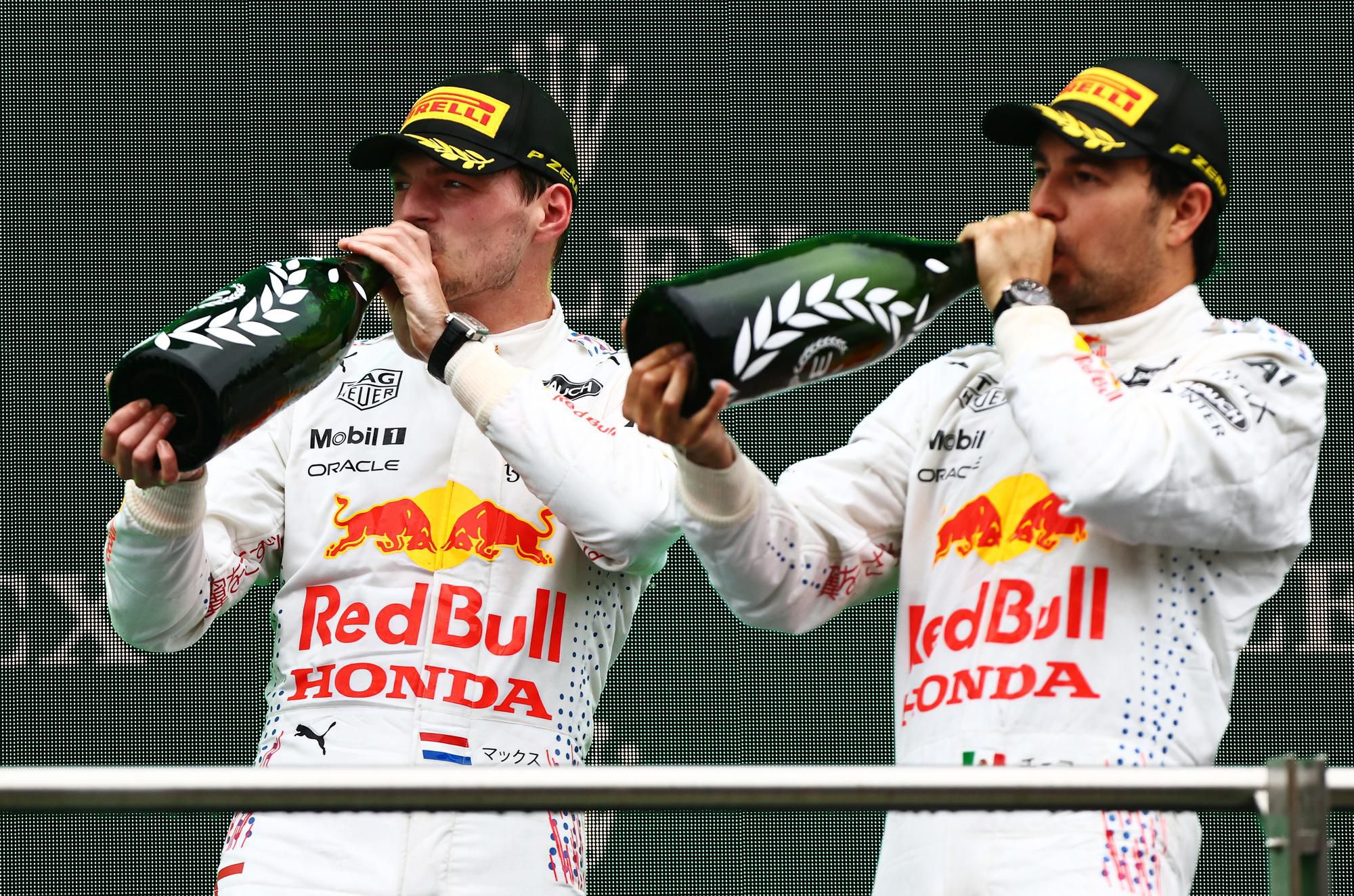 Jazdci tímu Red Bull Racing Honda Sergio Pérez a Max Verstappen.