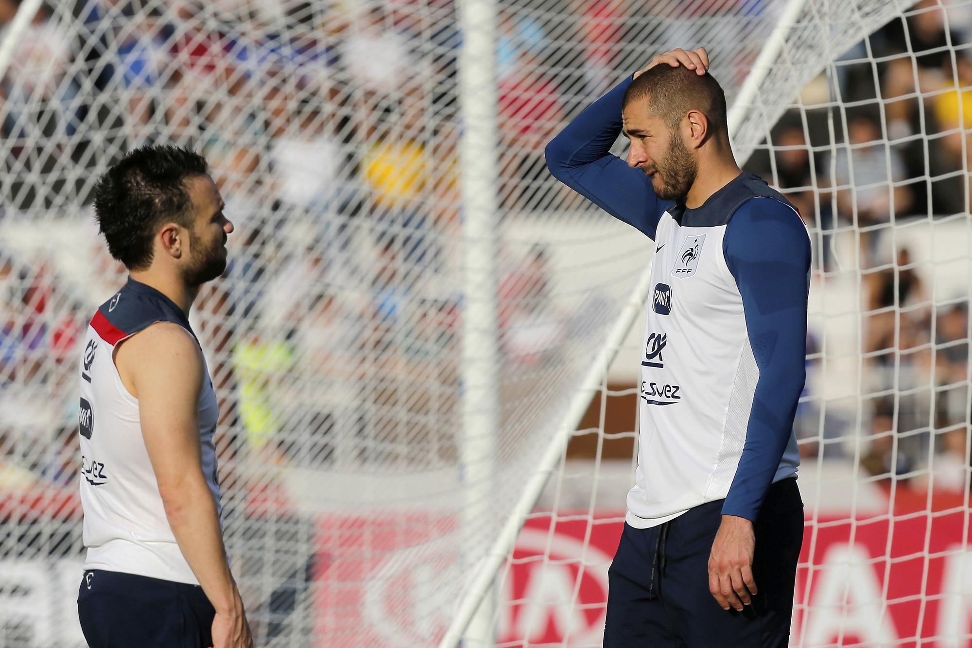 Francúzski futbaloví reprezentanti Mathieu Valbuena (vľavo) a Karim Benzema