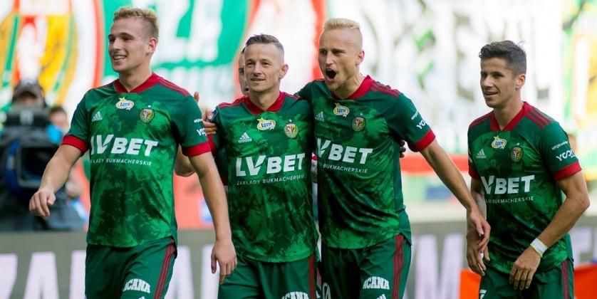 Róbert Pich (druhý zľava) oslavuje gól so spoluhráčmi zo Slasku Vroclav