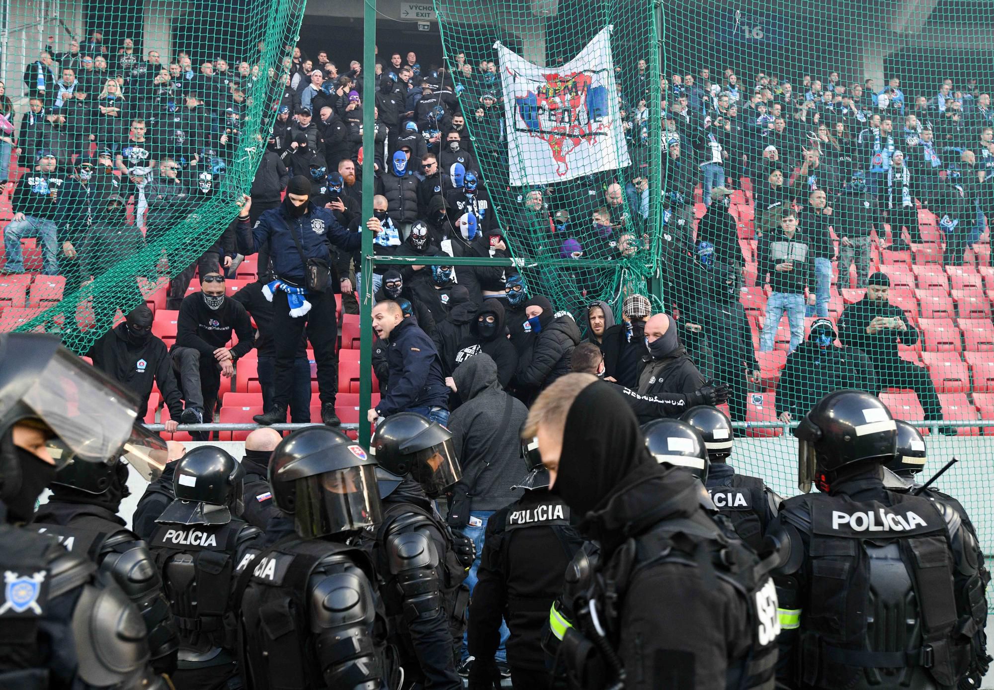 Zápas Trnava - Slovan prerušili výtržnosti fanúšikov