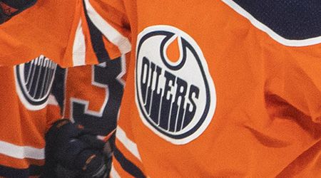 Obranca Oilers utrpel v zápase nádejí zlomeninu čeľuste, čaká ho šesťtýždňová pauza
