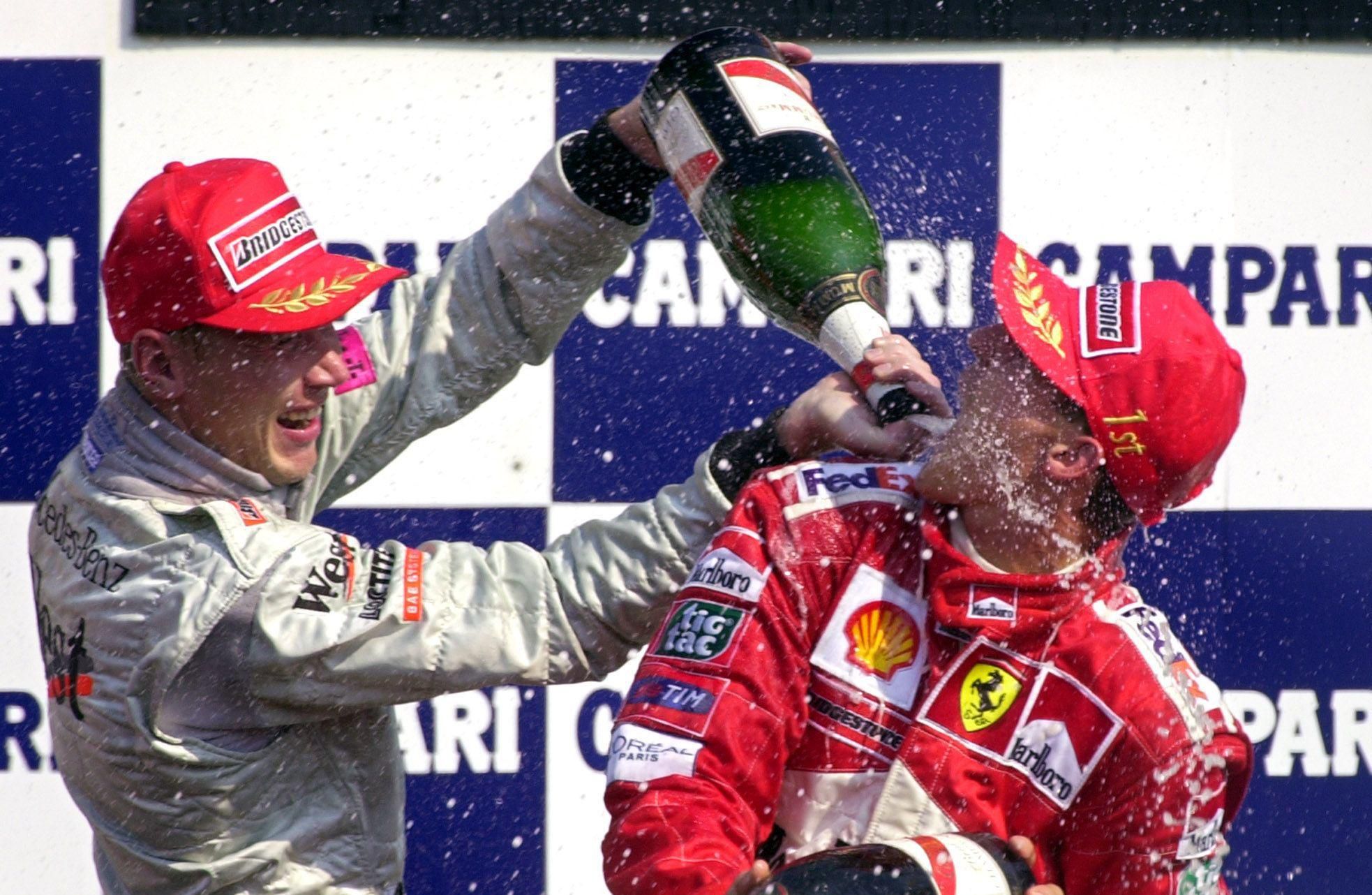 Mika Häkkinen a Michael Schumacher po Veľkej cene Talianska v roku 2000