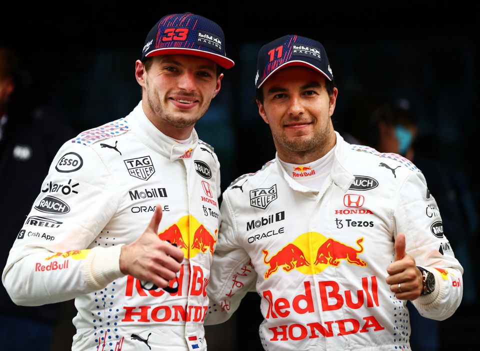 Jazdci tímu Red Bull Racing Honda Sergio Pérez a Max Verstappen.