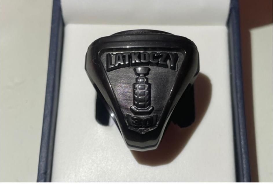 Za víťazstvo v USHL dostali víťazi od majiteľa Chicaga Steel prstene, ktoré vyzerajú ako v AHL či NHL.