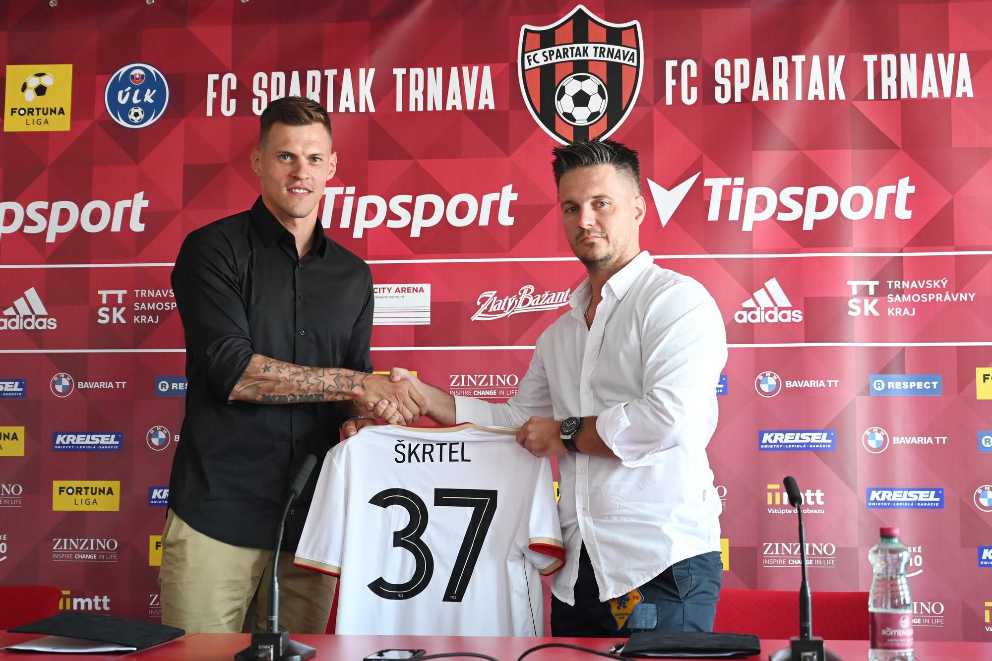 Martin Škrtel počas tlačovej konferencie po podpise zmluvy s Trnavou