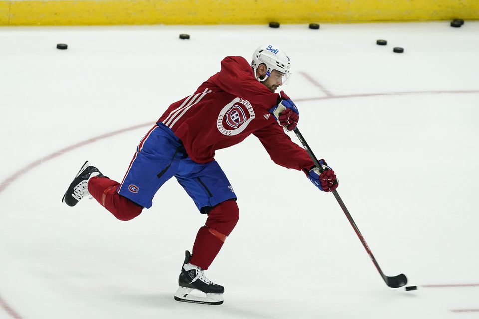 Slovenský hokejista v drese Montrealu Tomáš Tatar strieľa počas tréningu.