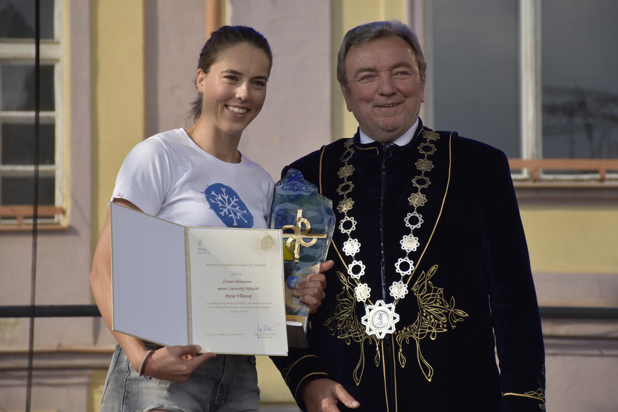 Petra Vlhová s primátorom Liptovského Mikuláša Jánom Blcháčom