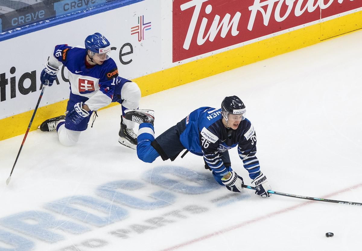 Fínsky hokejista Benjamin Korhonen (36) a slovenský hokejista Marko Stacha