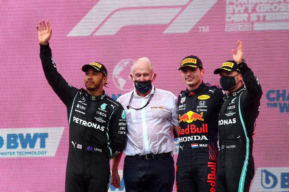 Pódium Veľkej ceny Štajerska 2021: Lewis Hamilton, Helmut Marko, Max Verstappen, Valtteri Bottas.