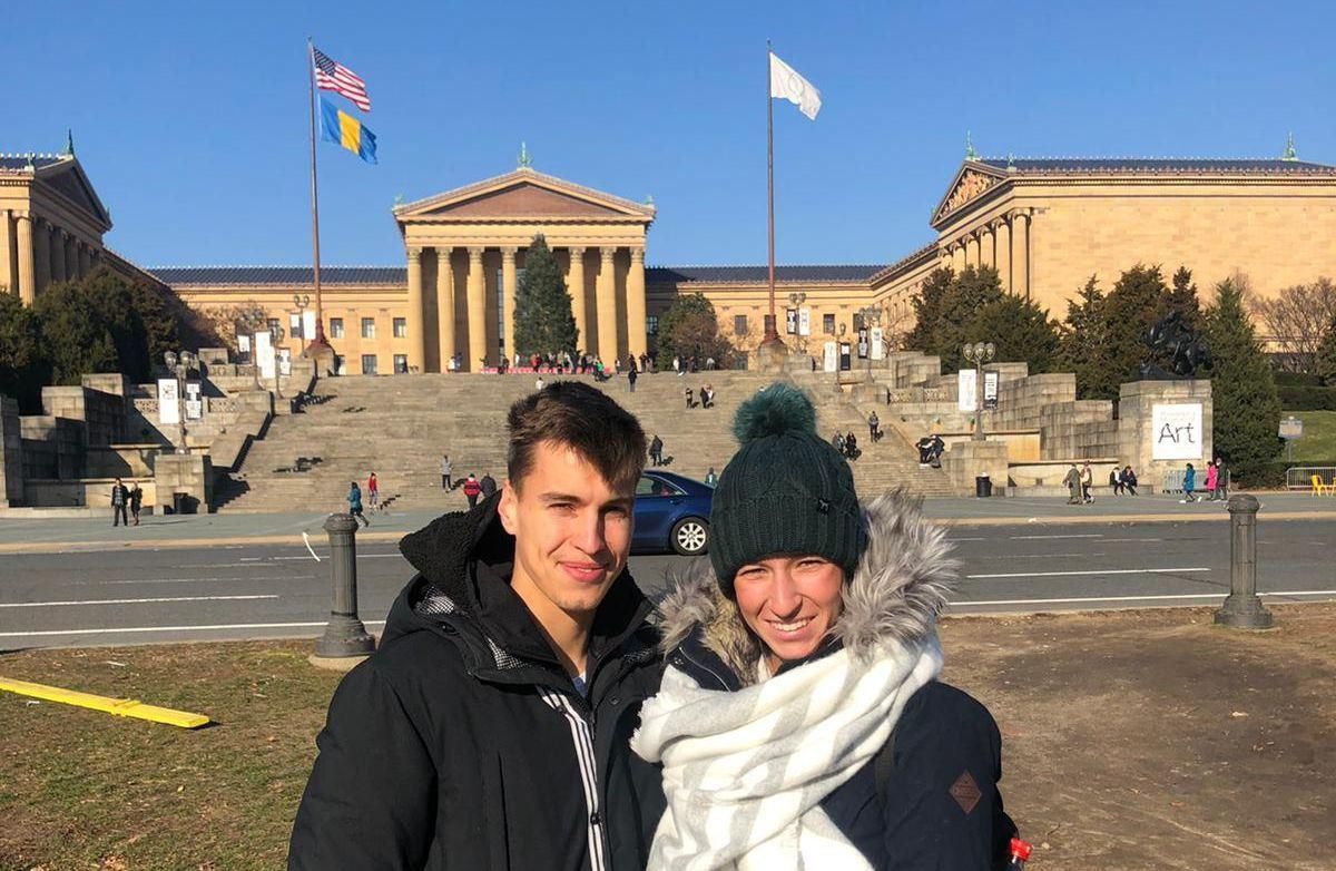 Matej Oravec s priateľkou Laurou pred schodmi Rockyho Balbou v Philadelphii.