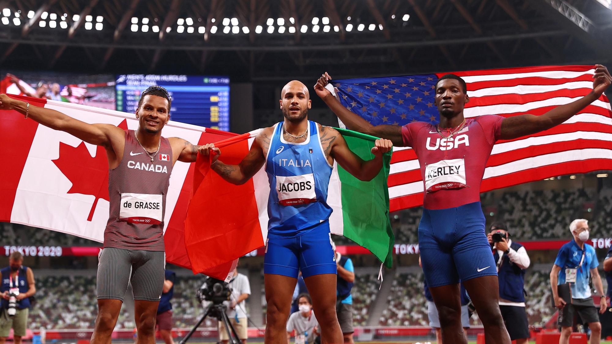 Zľava bronzový Kanaďan Andre de Grasse, zlatý Talian Lamont Marcell Jacobs a strieborný Američan Fred Kerley