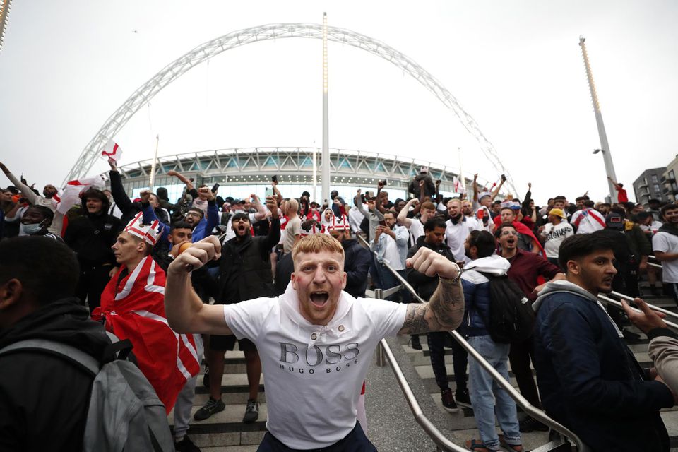 Do Wembley sa pokúšali dostať opití anglickí fanúšikovia