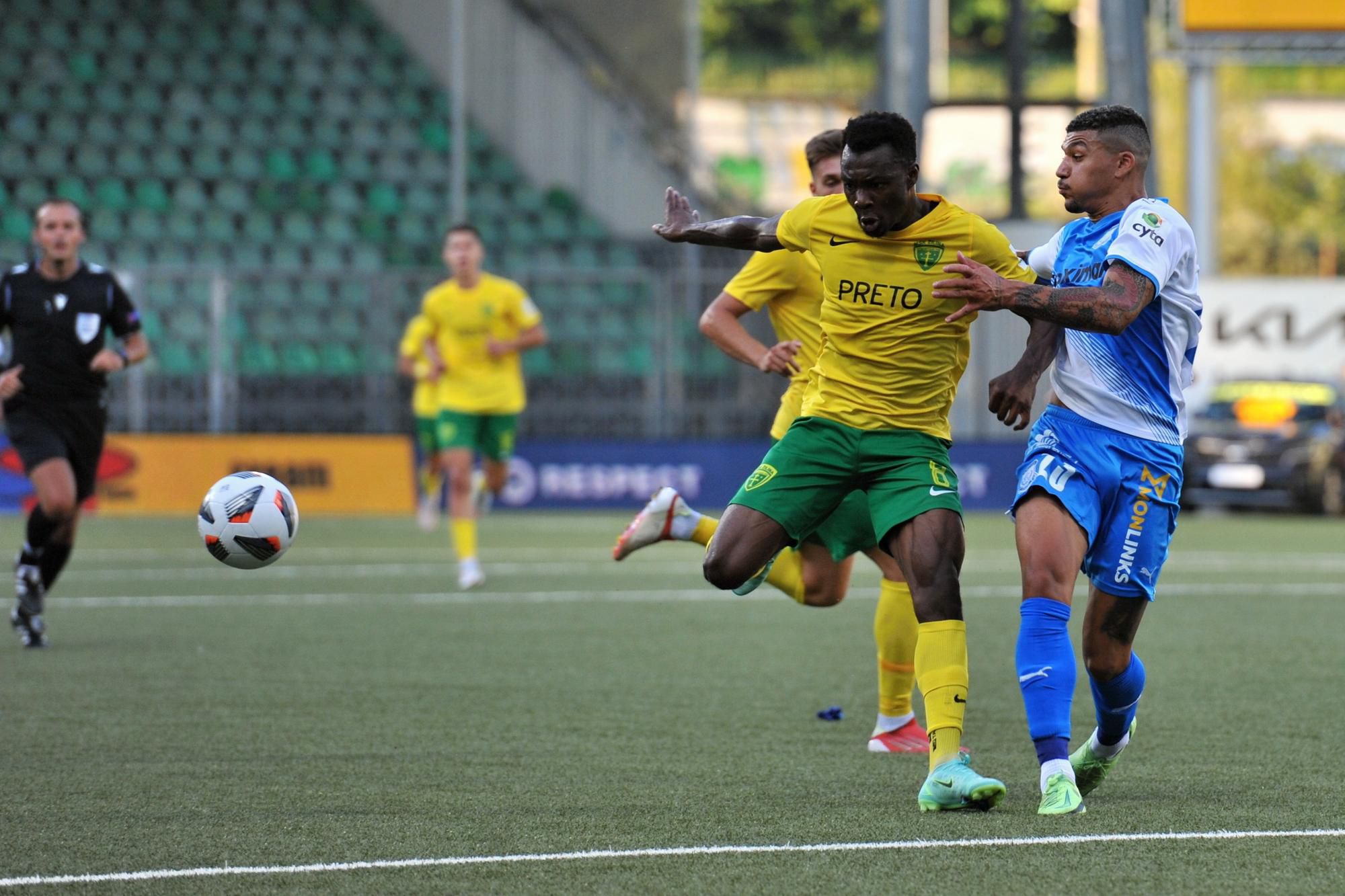 Taofiq Jibril (MŠK Žilina) v súboji s Fanosom Katelarisom (Apollon Limassol)