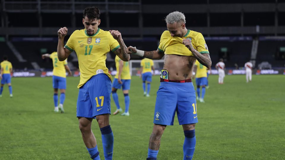 Lucas Paqueta a Neymar oslavujú gól Brazílie