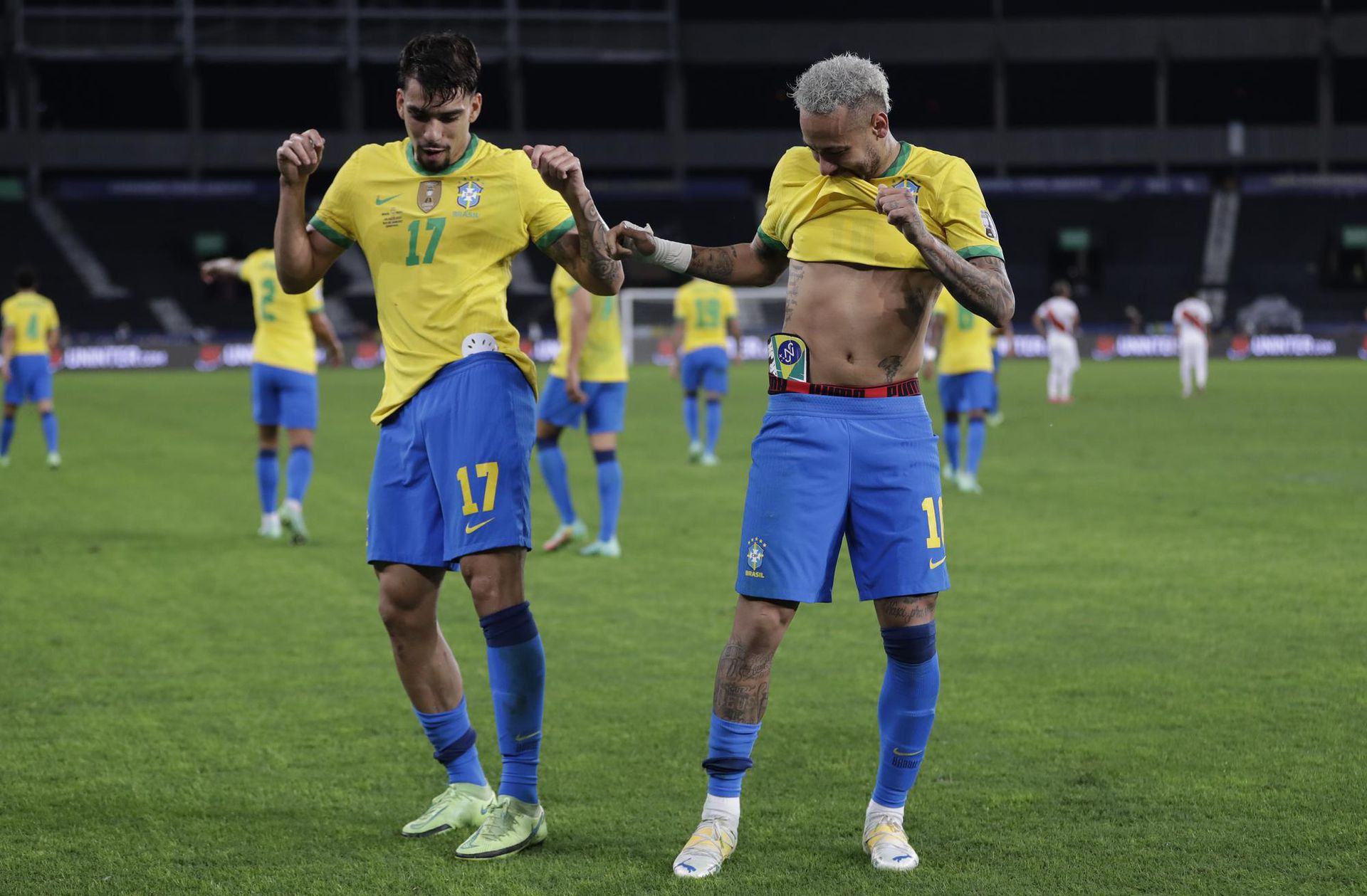 Lucas Paqueta a Neymar oslavujú gól Brazílie Zdroj: SITA