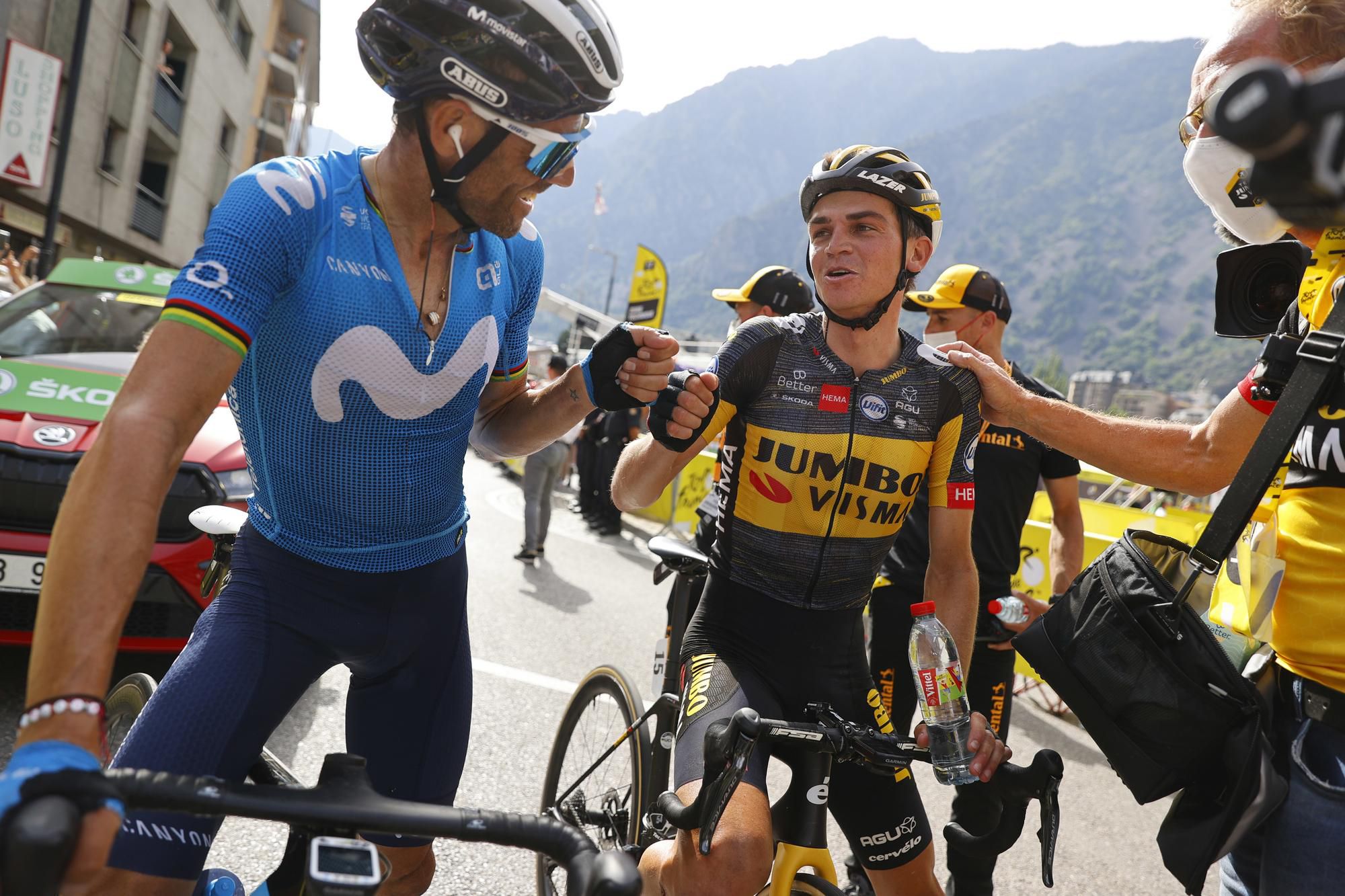 Alejandro Valverde (vľavo) a Sepp Kuss (vpravo) v cieli 15. etapy Tour de France