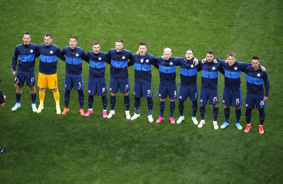 EURO 2020: Poľsko - Slovensko (Slovenskí futbalisti počas hymny)