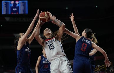 Tokio 2020: Basketbalistky USA postúpili cez Srbsko do finále. Japonky dokonali senzáciu