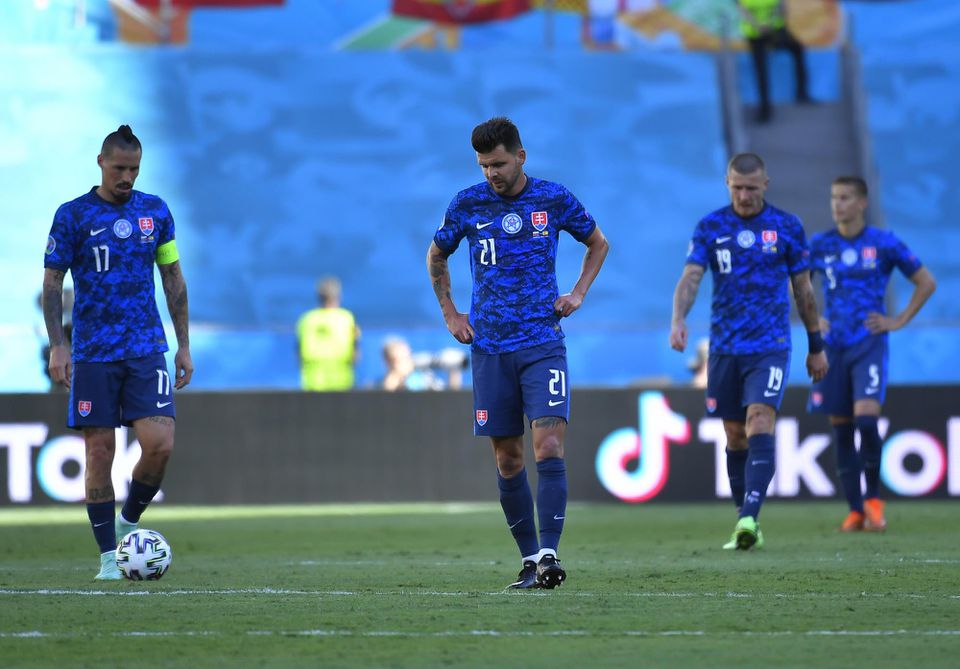 EURO 2020: Slovensko - Španielsko: Slovenskí futbaloví reprezentanti zľava kapitán Marek Hamšík, Michal Ďuriš, Juraj Kucka a Ľubomír Šatka  reagujú po inkasovaní gólu na 0:3