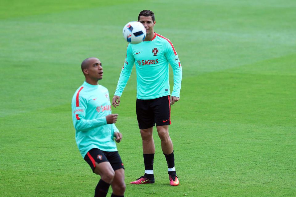Portugalskí hráči Christiano Ronaldo (vpravo) a Joao Mario