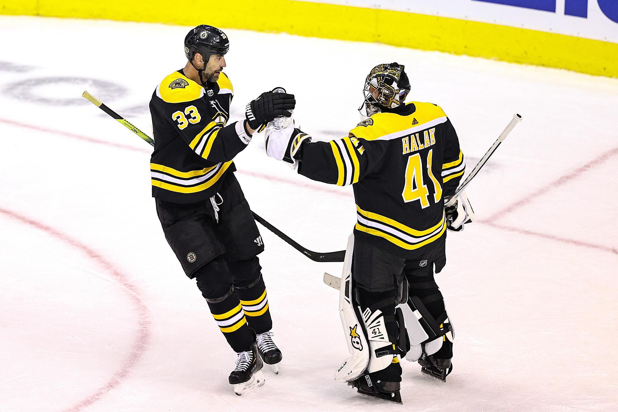 Slovenské duo v Bostone Bruins Zdeno Chára a Jaro Halák.
