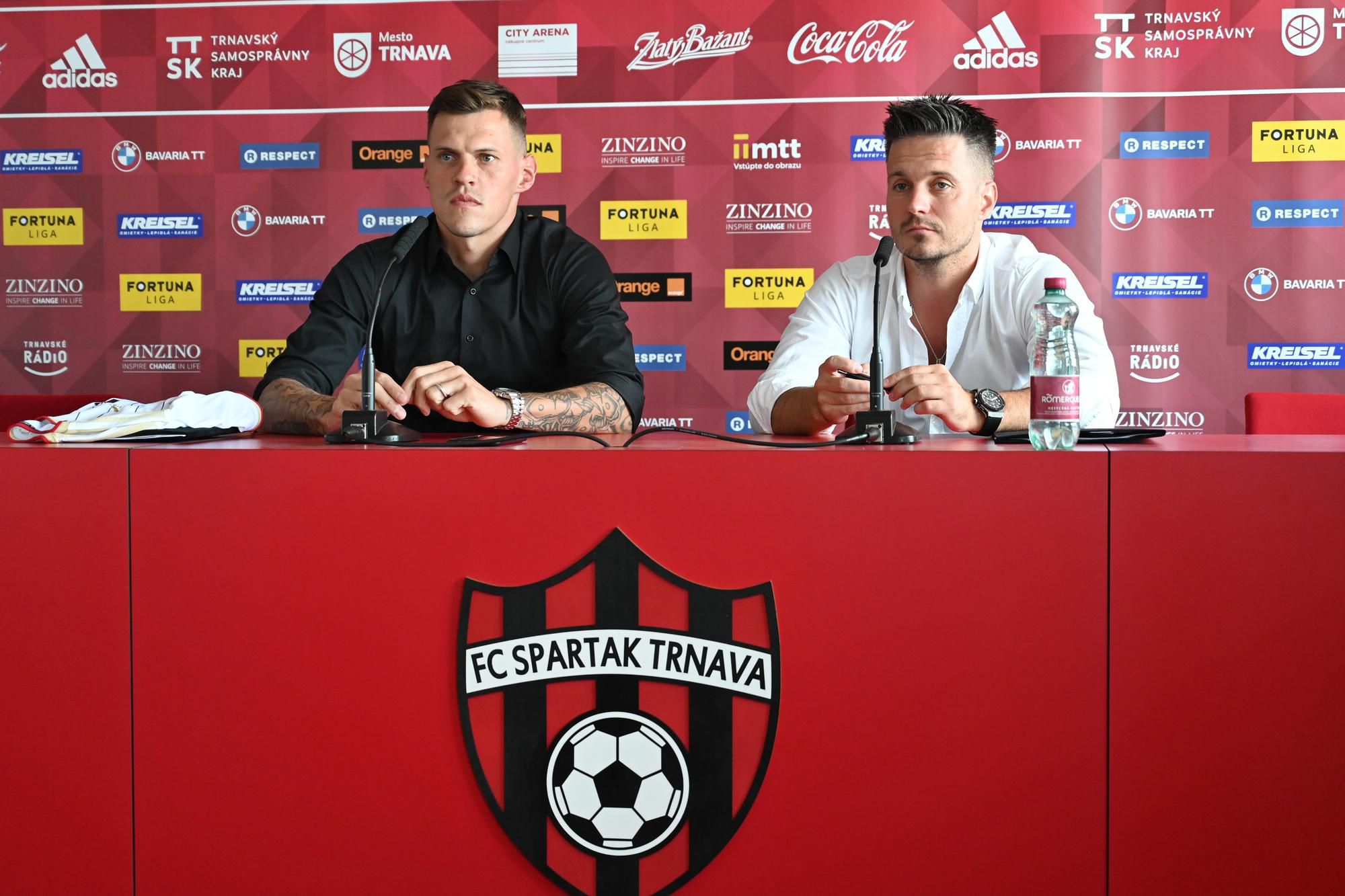 Martin Škrtel  a riaditeľ klubu Milan Cuninka počas tlačovej konferencie