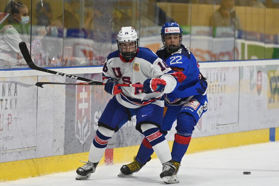 vpravo hráč Slovenska U18 Alex Čiernik a hráč USA U18 Casy Laylin