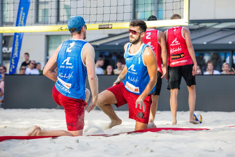 Ľuboš Nemec a Marek Ludha počas finálového turnaja mužov majstrovstiev Slovenska v plážovom volejbale Summer Beach Tour 2021