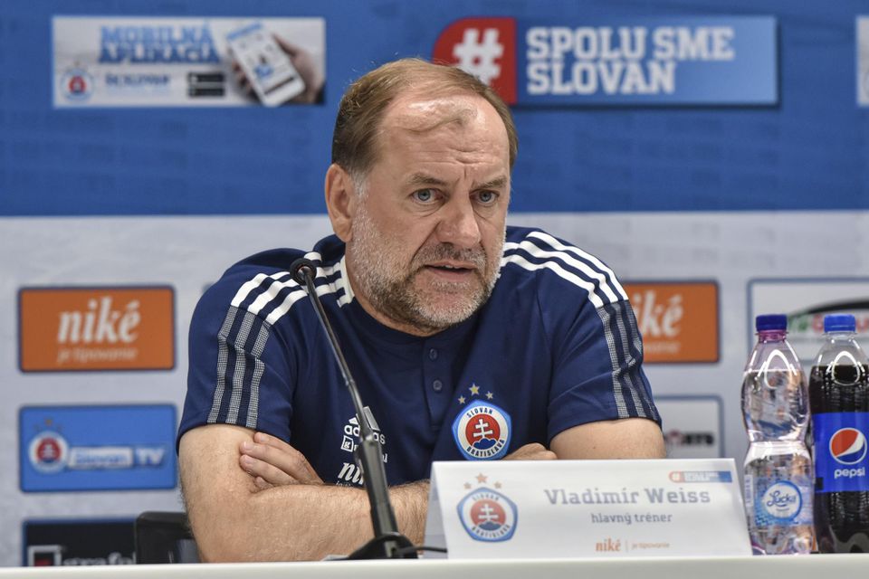 tréner ŠK Slovan Bratislava Vladimír Weiss st. počas tlačovej konferencie