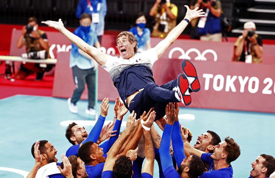 Francúzski volejbalisti oslavujú zisk zlatej medaily z OH Tokio 2020