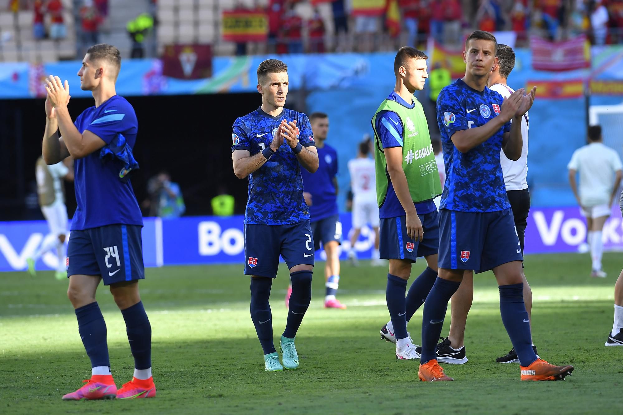 EURO 2020: Slovensko - Španielsko: Slovenskí futbalisti zľava Martin Koscelník, Peter Pekarík a Ľubomír Šatka sa lúčia s divákmi po zápase
