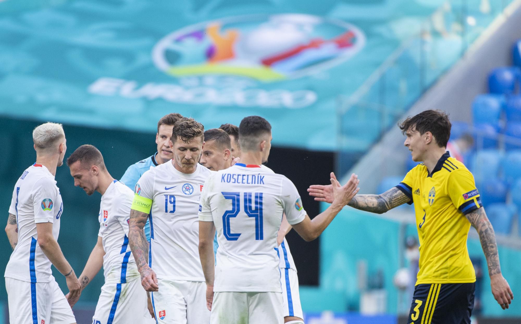 EURO 2020: Švédsko - Slovensko: slovenskí futbalisti, zľava Ondrej Duda, Lukáš Haraslín, Juraj Kucka, Martin Koscelník a Švéd Victor Lindelöf po zápase