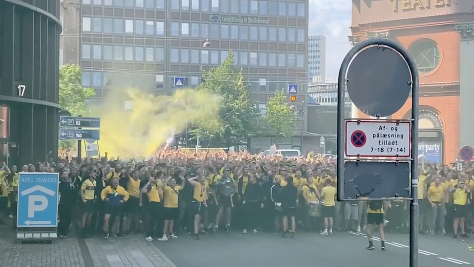 Fanúšikovia Bröndby IF pochodujú ulicami pred zápasom