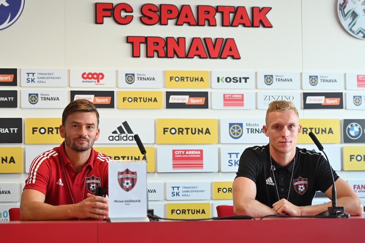 Tréner Trnavy Michal Gašparík a hráč Roman Procházka.