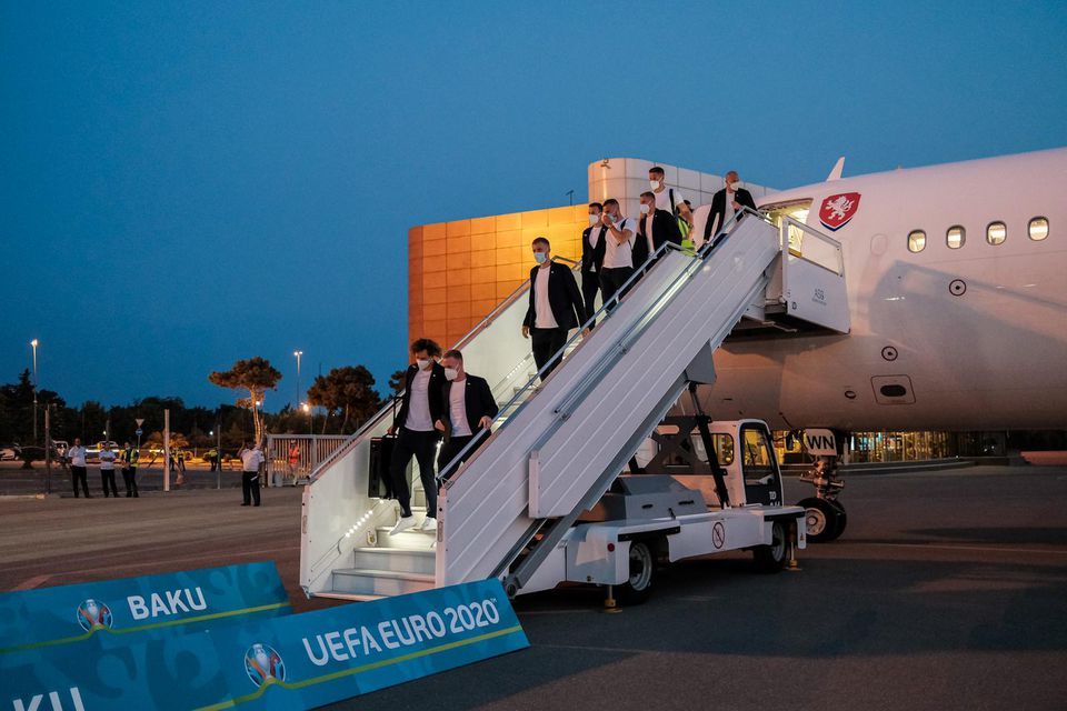 Českí futbalisti po pristátí v Baku.