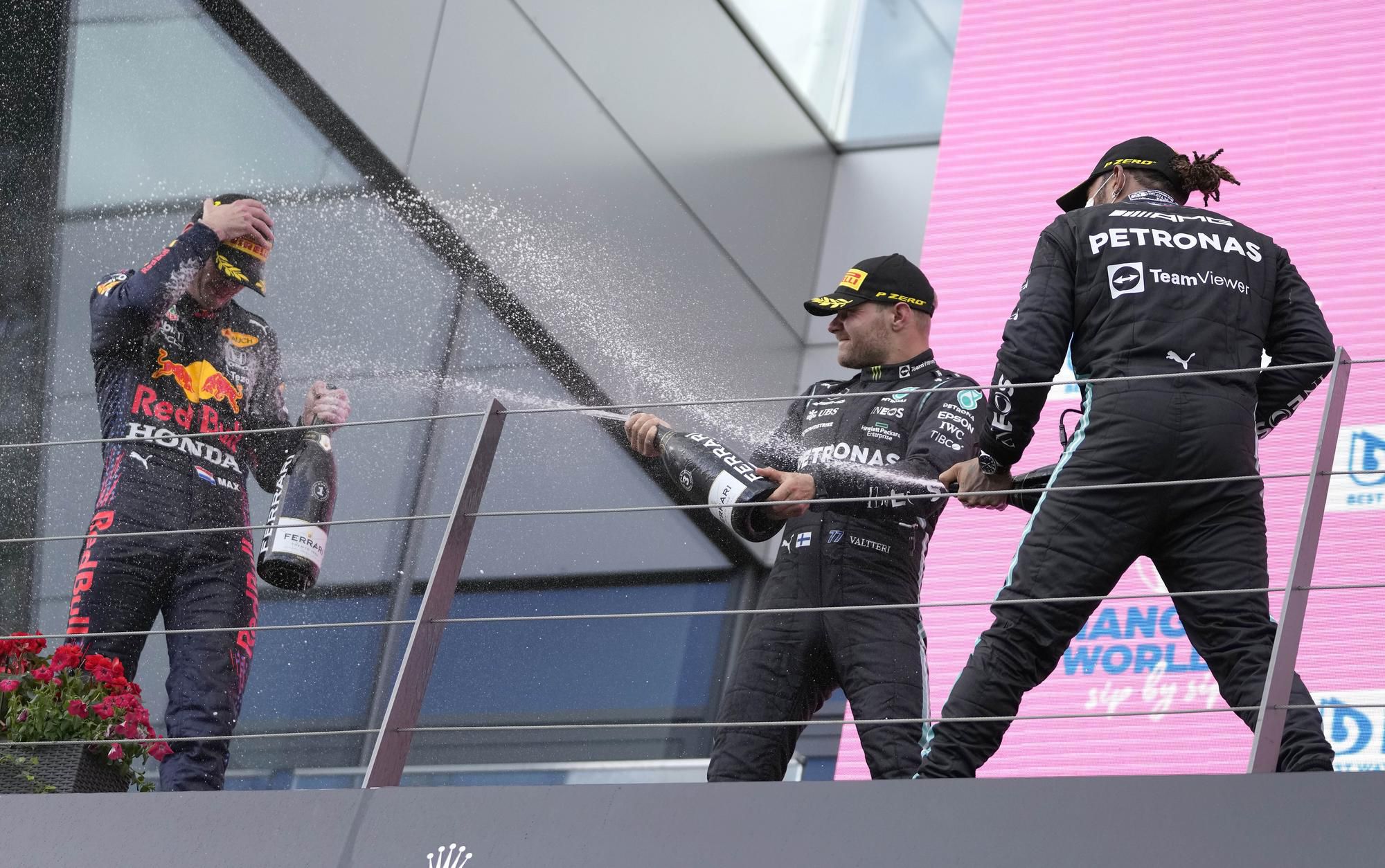 Pódium Veľkej ceny Štajerska 2021: Max Verstappen, Valtteri Bottas, Lewis Hamilton.