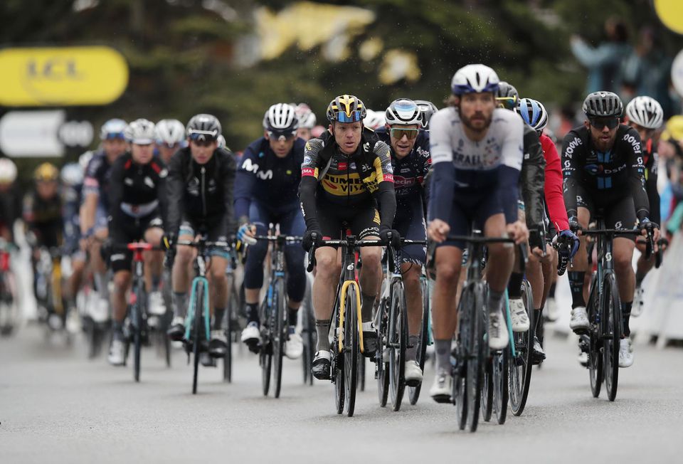 Cyklisti prichádzajú do cieľa 9. etapy Tour de France 2021