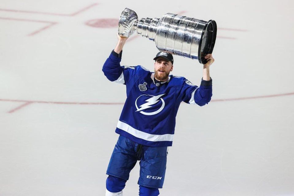 Erik Černák dvíha nad hlavu Stanley Cup
