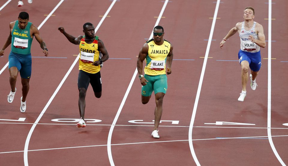 Ján Volko (vpravo) v rozbehu na 100 m na OH Tokio 2020