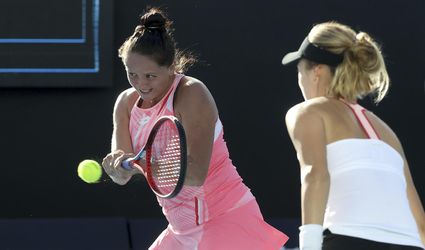 WTA Praha: Kužmová so Stojanovičovou vo finále štvorhry nestačili na domácú dvojicu
