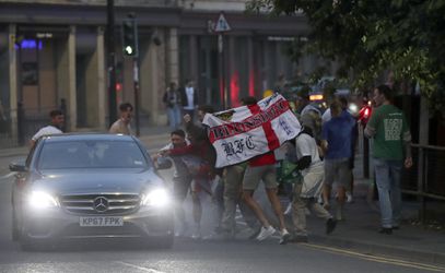 EURO 2020: Anglická polícia zatkla pri oslavách postupu deväť fanúšikov