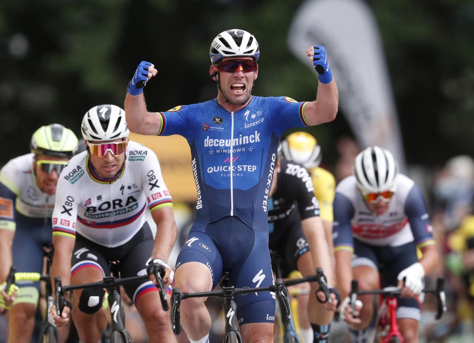 Mark Cavendish v cieli 4. etapy Tour de France pred Petrom Saganom