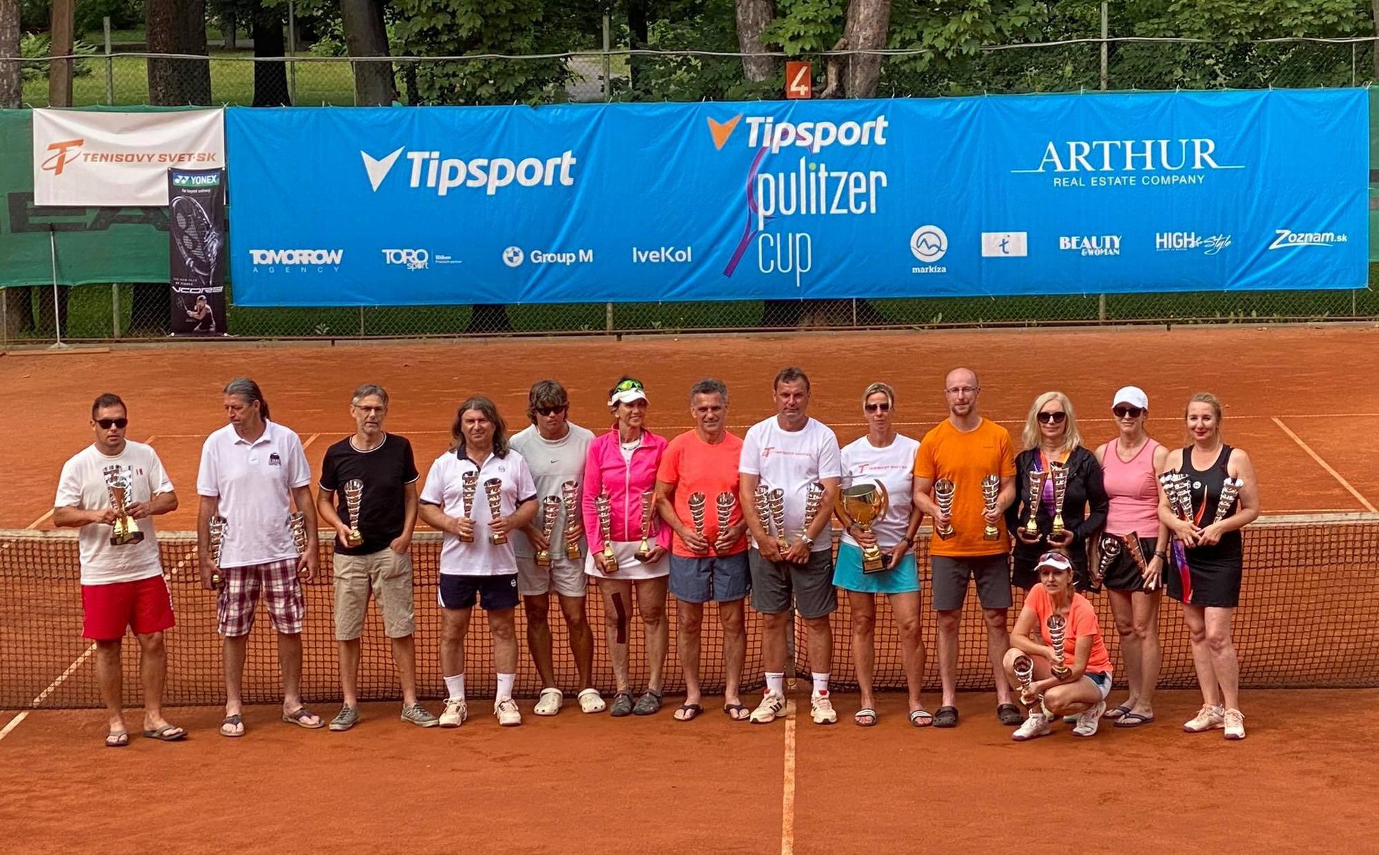 Účastníci Pulitzer Cupu s trofejami