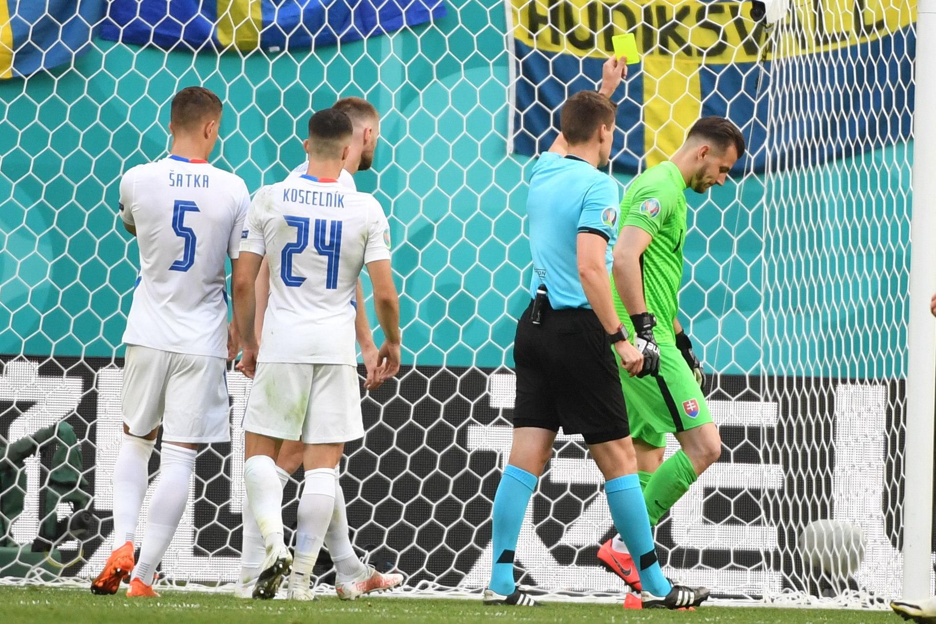EURO 2020: Švédsko - Slovensko: rozhodca Daniel Siebert ukazuje žltú kartu slovenskému brankárovi Martinovi Dúbravkovi (vpravo)